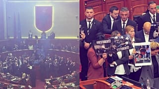 Представители правой оппозиции зажигают дымовые шашки и демонстрируют фото предполагаемых случаев полицейского насилия во время протестов.