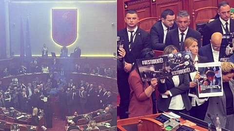 Μέλη της δεξιάς αντιπολίτευσης ανάβουν καπνογόνα και δείχνουν φωτογραφίες φερόμενων περιστατικών αστυνομικής βίας κατά τη διάρκεια των διαδηλώσεων