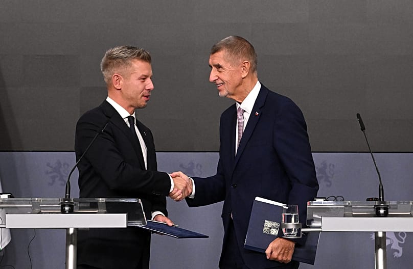 Premier Péter Magyar (l) i premier Czech Andrej Babiš (p) ściskają sobie dłonie na zakończenie wspólnej konferencji prasowej 