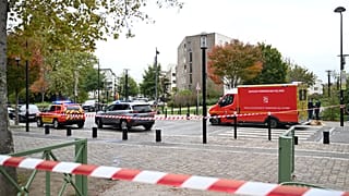 Pompiers et enquêteurs à Trappes le 23 octobre 2026 après l'attentat