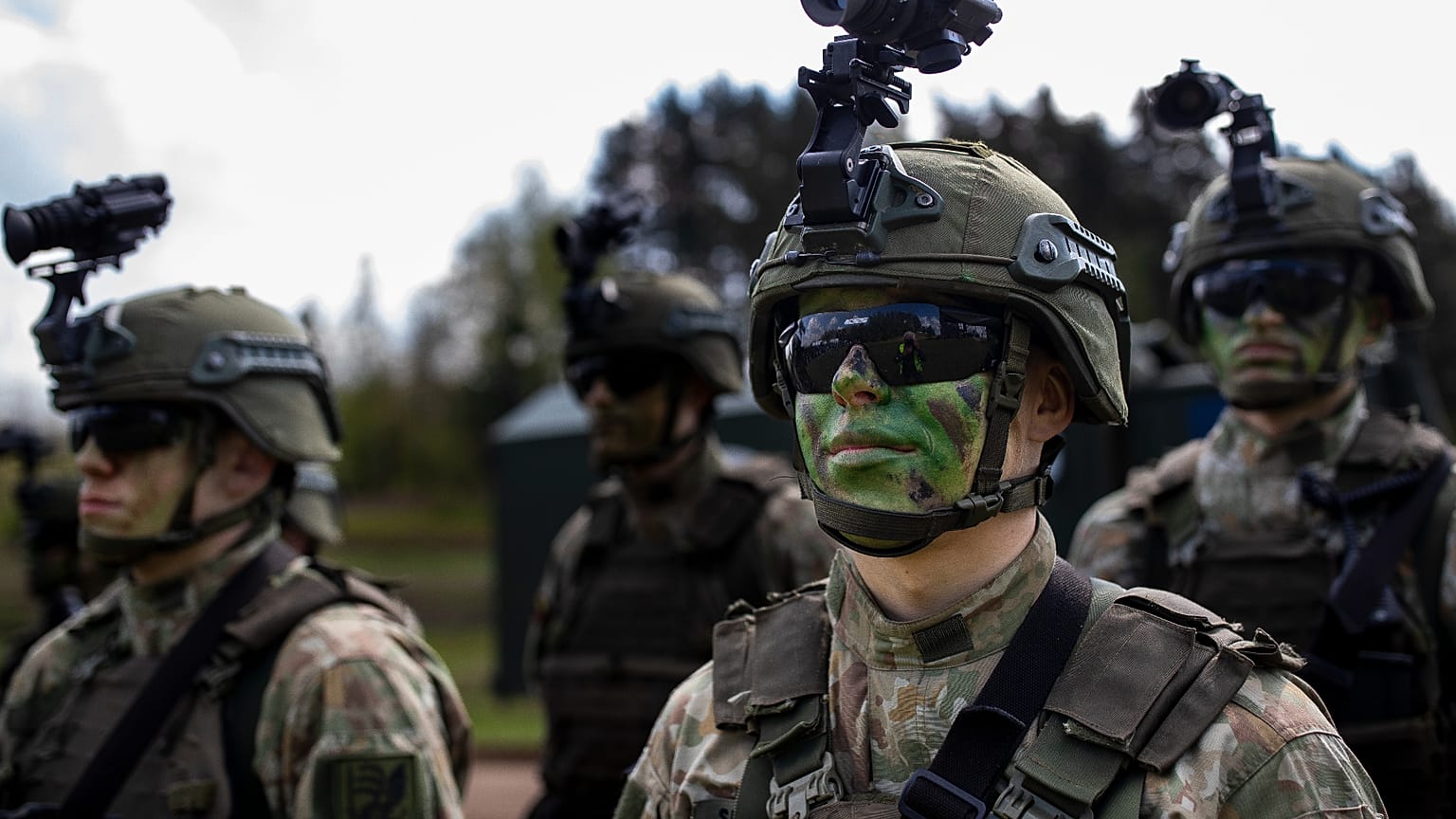 Militares do Exército lituano participam no exercício militar lituano-polaco Brave Griffin 24/II perto do corredor de Suwalki, junto à fronteira polaca, na aldeia de Dirmiskes