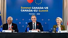 Mark Carney wygłasza przemówienie wraz z Antonio Costą (po lewej) oraz Ursulą von der Leyen w ramach szczytu Kanada–UE w Montrealu, 29 października 2026 r.