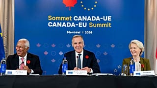 Mark Carney wygłasza przemówienie wraz z Antonio Costą (po lewej) oraz Ursulą von der Leyen w ramach szczytu Kanada–UE w Montrealu, 29 października 2026 r.
