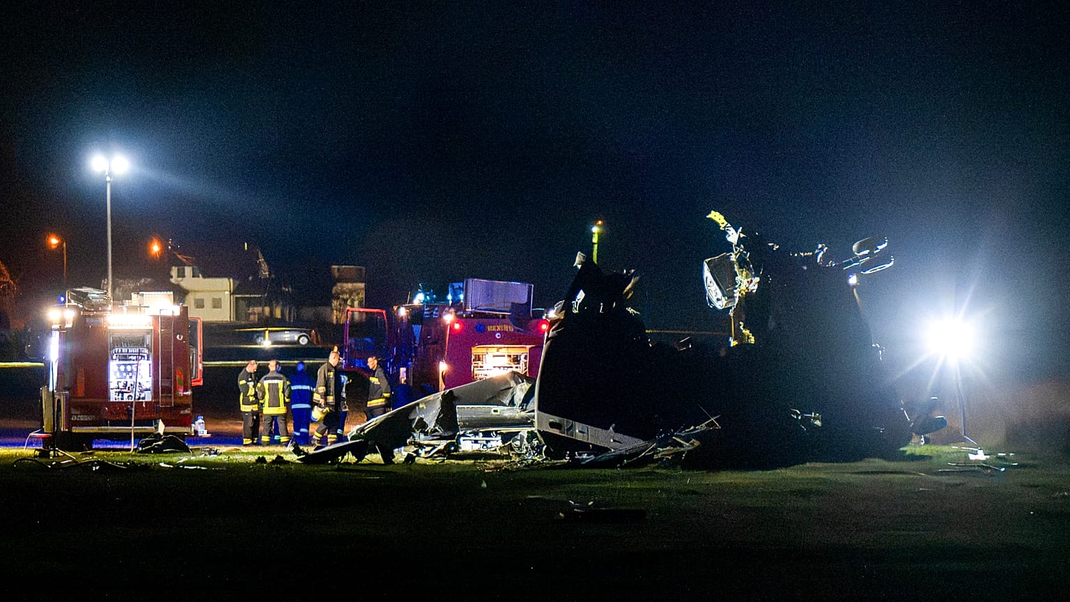 I primi soccorritori sono in piedi accanto ai rottami di un elicottero italiano CH-47 Chinook precipitato a Brcko, in Bosnia, giovedì 29 ottobre 2026