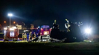 I primi soccorritori sono in piedi accanto ai rottami di un elicottero italiano CH-47 Chinook precipitato a Brcko, in Bosnia, giovedì 29 ottobre 2026