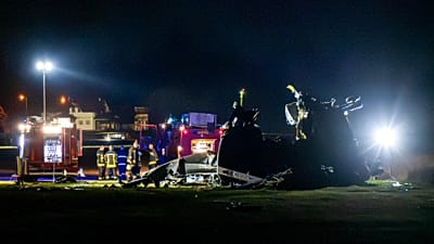 I primi soccorritori sono in piedi accanto ai rottami di un elicottero italiano CH-47 Chinook precipitato a Brcko, in Bosnia, giovedì 29 ottobre 2026