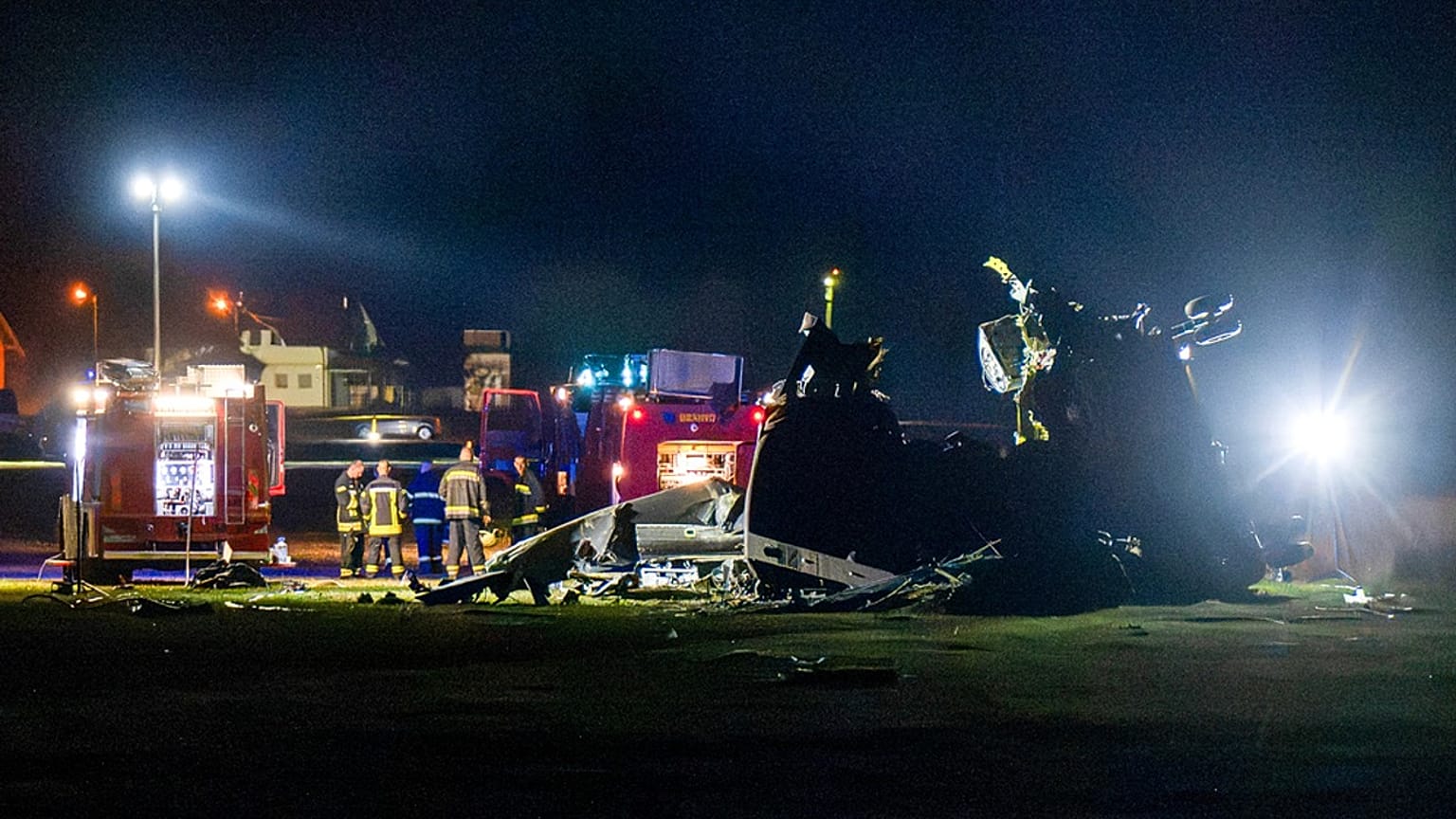 Rettungskräfte nach dem Hubschrauber-Absturz in Bosnien-Herzegowina