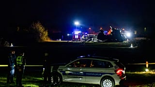 عناصر من فرق الإنقاذ يقفون قرب حطام مروحية إيطالية من طراز "CH-47 شينوك"، تحطمت في برتشكو بالبوسنة والهرسك، الخميس 29 أكتوبر 2026.