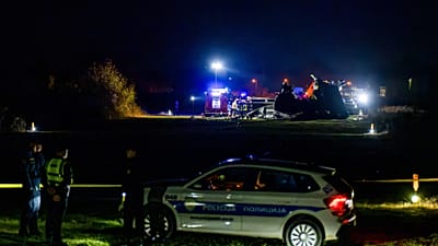 عناصر من فرق الإنقاذ يقفون قرب حطام مروحية إيطالية من طراز "CH-47 شينوك"، تحطمت في برتشكو بالبوسنة والهرسك، الخميس 29 أكتوبر 2026.