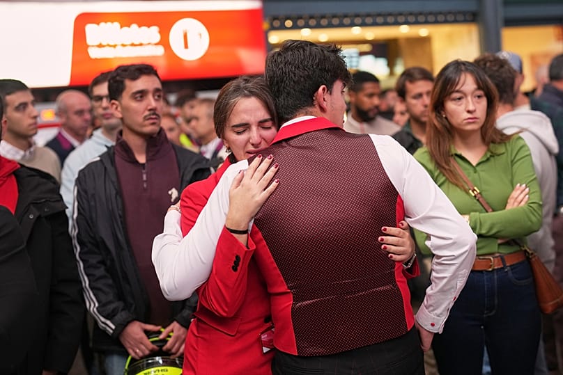 Los empleados de Iryo reaccionan tras guardar un minuto de silencio en memoria de las víctimas de la colisión de trenes, Madrid, España, el jueves 29 de octubre de 2026.