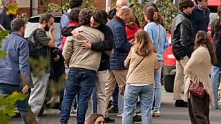 Varias personas que buscan a familiares que viajaban en los trenes involucrados en una colisión se reúnen en un centro médico temporal en Toledo