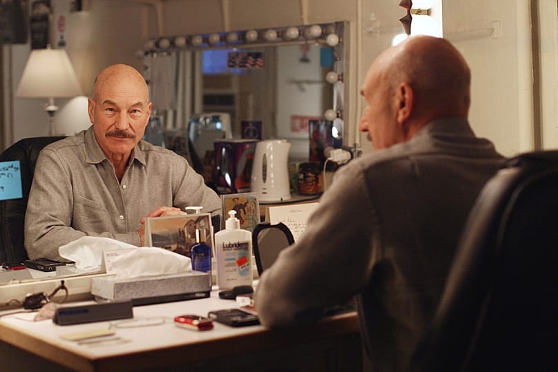 ARCHIWUM – Patrick Stewart pozuje we wtorek, 1 kwietnia 2008 r., w swojej garderobie w Lyceum Theater w Nowym Jorku, gdzie występuje w spektaklu „Makbet”.