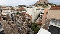 Πολύνεκρη κατάρρευση κτιρίου στην Πλάκα