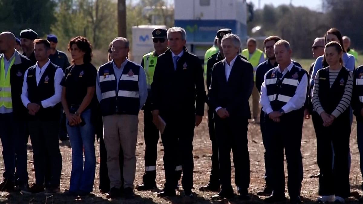Spain: minute of silence for train crash victims as king visits hospital