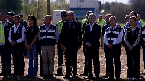 Άνθρωποι τηρούν ενός λεπτού σιγή στο σημείο του σιδηροδρομικού δυστυχήματος