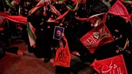 متظاهرون يلوحون بالأعلام، بينما يرفع أحدهم صورة للمرشد الأعلى الإيراني آية الله مجتبى خامنئي، وذلك خلال تجمع مؤيد للحكومة في طهران، إيران، يوم الثلاثاء الموافق 27 أكتوبر 2026