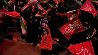 متظاهرون يلوحون بالأعلام، بينما يرفع أحدهم صورة للمرشد الأعلى الإيراني آية الله مجتبى خامنئي، وذلك خلال تجمع مؤيد للحكومة في طهران، إيران، يوم الثلاثاء الموافق 27 أكتوبر 2026