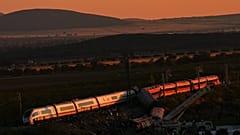 Los servicios de emergencia trabajan en el lugar de una colisión entre dos trenes en Urda, España, el 28 de octubre de 2026.