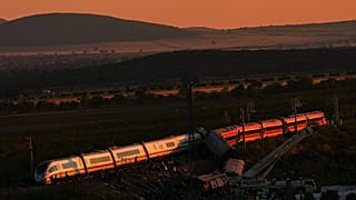 Los servicios de emergencia trabajan en el lugar de una colisión entre dos trenes en Urda, España, el 28 de octubre de 2026.