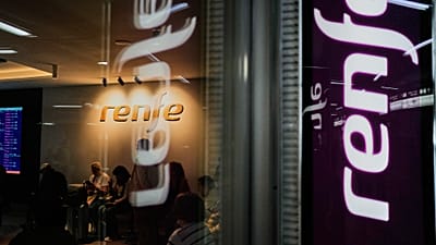 Algunos pasajeros esperan en la oficina de atención al cliente de Renfe en la estación de Atocha, en Madrid, España, el 29 de octubre de 2026.
