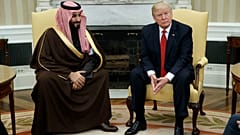  يلتقي الرئيس دونالد ترامب بوزير الدفاع السعودي ونائب ولي العهد الأمير محمد بن سلمان في المكتب البيضاوي للبيت الأبيض في واشنطن. 