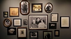 Harry Houdinit és családtagjait ábrázoló fényképek a szabadulóművészről  szóló kiállításon a wisconsini Jewish Museum Milwaukee-ban 2019. október 10-én