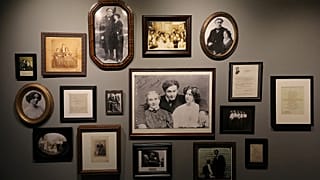 Harry Houdinit és családtagjait ábrázoló fényképek a szabadulóművészről  szóló kiállításon a wisconsini Jewish Museum Milwaukee-ban 2019. október 10-én