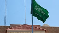 العلم السعودي يلوح فوق مبنى القنصلية الذي تم افتتاحه حديثا في بغداد، العراق، الخميس 4 أبريل 2019. 