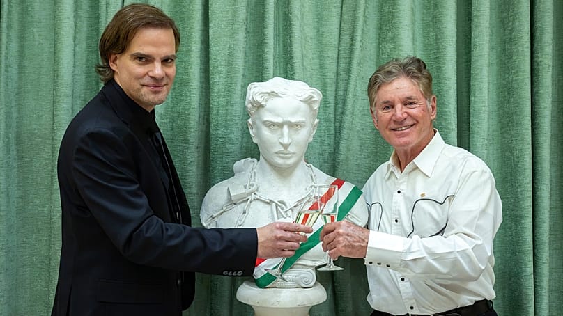 David Merlini bűvész, a Houdini Ház alapítója (balra) és George Hardeen, Harry Houdini testvérének unokája Houdini mellszobra előtt Budapesten 2026. okóber 29-én
