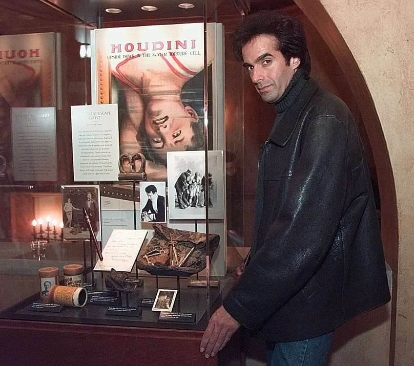 David Copperfield egy vitrin mellett, amely a Harry Houdinihez kapcsolódó személyes gyűjteményének darabjait tartalmazza 1996. 11. 21-én a New York-i Martin Beck Színházban