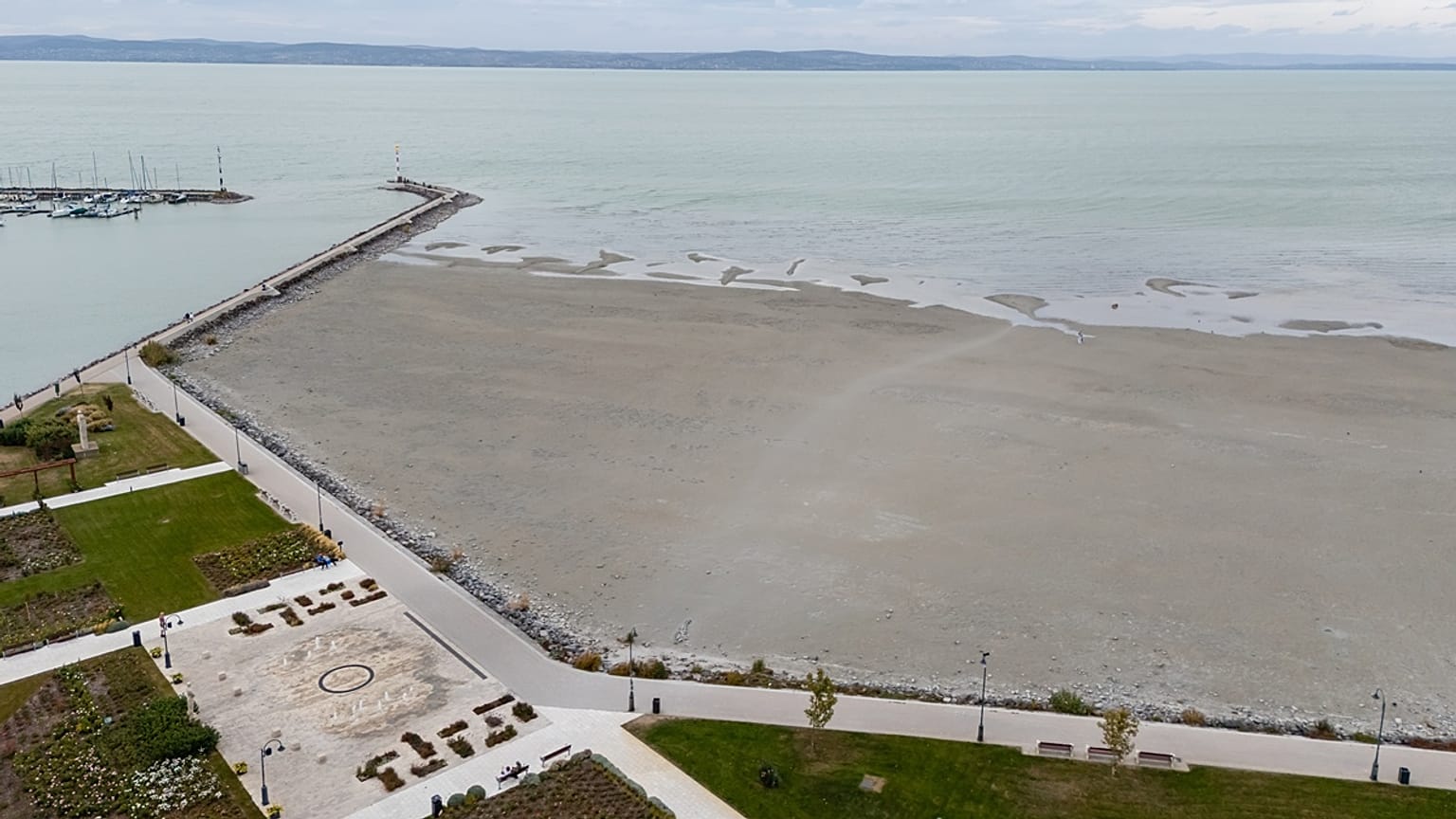 Drónfelvételen a Balaton partszakasza Siófoknál 2026. október 8-án