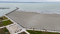 Drónfelvételen a Balaton partszakasza Siófoknál 2026. október 8-án