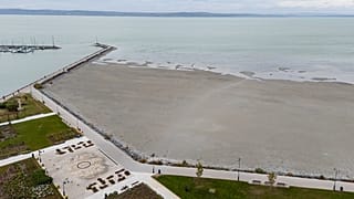 Drónfelvételen a Balaton partszakasza Siófoknál 2026. október 8-án