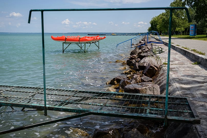 Három éve a Balaton vízszintje a déli partnál még meghaladta az engedélyezett szintet, a hatóságok júniusban megkezdték a tó leeresztését, hogy védjék a közeli településeket