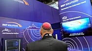 يتوقف أحد الزوار عند جناح إسرائيلي خلال معرض "يورونافال" (Euronaval) للأسلحة في باريس، يوم الاثنين 4 نوفمبر 2024؛ حيث سُمح لإسرائيل بعرض معدات استُخدمت في حروبها ضد حركتي حماس