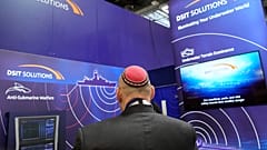 يتوقف أحد الزوار عند جناح إسرائيلي خلال معرض "يورونافال" (Euronaval) للأسلحة في باريس، يوم الاثنين 4 نوفمبر 2024؛ حيث سُمح لإسرائيل بعرض معدات استُخدمت في حروبها ضد حركتي حماس