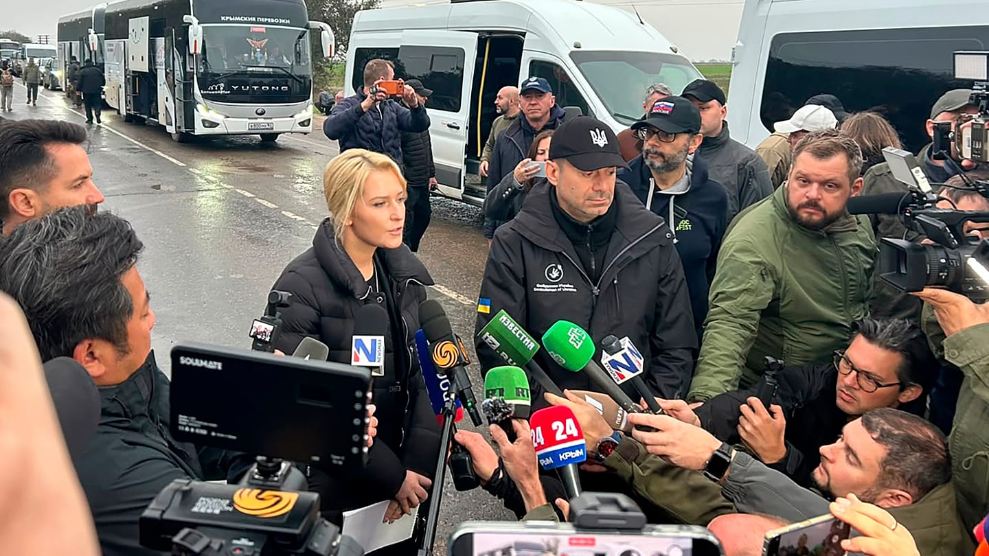 Ukraine holds its breath as humanitarian operation begins in Russian-occupied Oleshky Ukraine holds its breath as humanitarian operation begins in Russian-occupied Oleshky