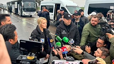 Die Ombudspersonen Dmytro Lubinets (Ukraine) und Jana Lantratowa (Russland) sprechen mit Medien, bevor sie am 30.10.2026 in Armiansk, Krim, Ukraine, nach Oleshky aufbrechen.