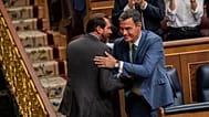 ARCHIVO: El ministro de Transportes, Óscar Puente, saluda al presidente Pedro Sánchez en el Congreso de los Diputados.