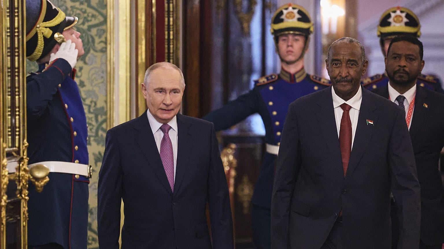 الرئيس الروسي بوتين ورئيس مجلس السيادة السوداني البرهان يتوجهان لإجراء محادثات على هامش القمة الروسية الأفريقية بقصر الكرملين في موسكو، الجمعة 30 أكتوبر 2026.