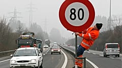 Φωτογραφία αρχείου. Ένας εργάτης τοποθετεί την Παρασκευή 3 Φεβρουαρίου 2006 στον αυτοκινητόδρομο N4 στο Τσουγκ (Ελβετία) μια πινακίδα που δείχνει όριο ταχύτητας 80 χλμ/ώρα.