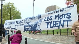 Une banderole en hommage à Pengo Bossio Wangi, victime de l'attentat de Trappes. 
