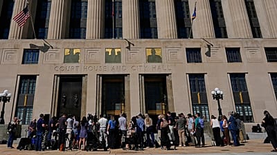 Anwälte von Christa Pike sprechen, nachdem ein Richter Tennessees Gefängnisbehörde angewiesen hat, Beweise der gescheiterten Hinrichtung in Nashville am siebten Oktober 2026 zu sichern.