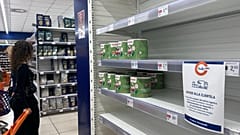 Ein Hinweis an leeren Supermarktregalen entschuldigt Kunden für fehlende Waren, wegen eines Lkw-Streiks in Neapel, Italien, am 20. Oktober 2026.