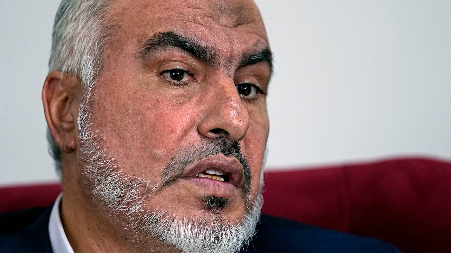 غازي حمد، عضو المكتب السياسي لصنع القرار في حماس، يتحدث خلال مقابلة مع وكالة أسوشيتد برس في بيروت، لبنان
