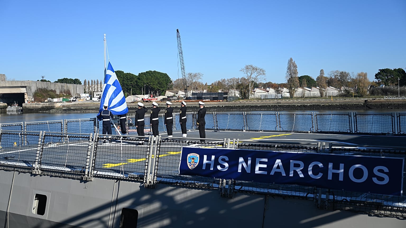 Ο υπουργός Εθνικής Άμυνας, Νίκος Δένδιας, υπογράφει κατά την τελετή παράδοσης και ύψωσης της ελληνικής σημαίας στη δεύτερη ελληνική φρεγάτα Belharra «Νέαρχος», στη Λοριάν