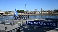 Assina o ministro da Defesa Nacional, Nikos Dendias, durante a cerimónia de entrega e hasteamento da bandeira grega na segunda fragata Belharra “Nearchos”, em Lorient