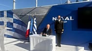 Ο υπουργός Εθνικής Άμυνας, Νίκος Δένδιας, υπογράφει κατά την τελετή παράδοσης και ύψωσης της ελληνικής σημαίας στη δεύτερη ελληνική φρεγάτα Belharra «Νέαρχος», στη Λοριάν