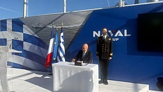 Ο υπουργός Εθνικής Άμυνας, Νίκος Δένδιας, υπογράφει κατά την τελετή παράδοσης και ύψωσης της ελληνικής σημαίας στη δεύτερη ελληνική φρεγάτα Belharra «Νέαρχος», στη Λοριάν