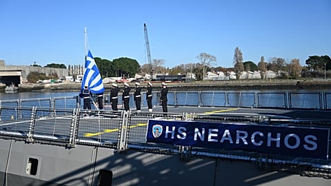 Assina o ministro da Defesa Nacional, Nikos Dendias, durante a cerimónia de entrega e hasteamento da bandeira grega na segunda fragata Belharra “Nearchos”, em Lorient